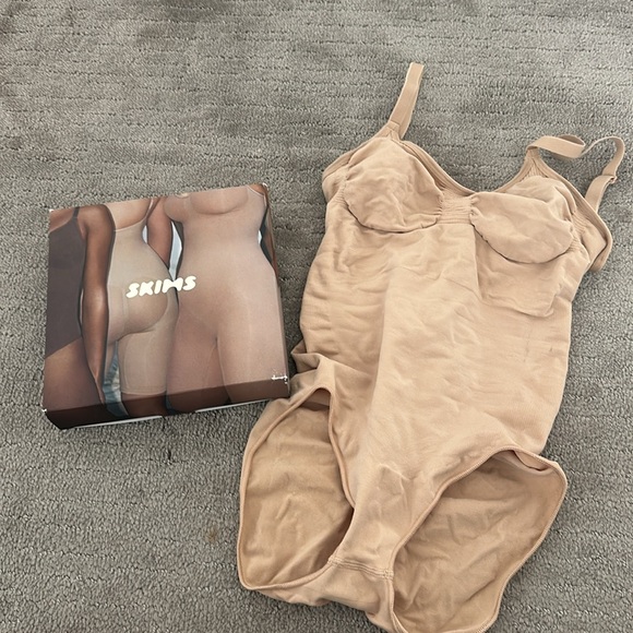 SKIMS Sculpting Bodysuit - Picture 2 of 7